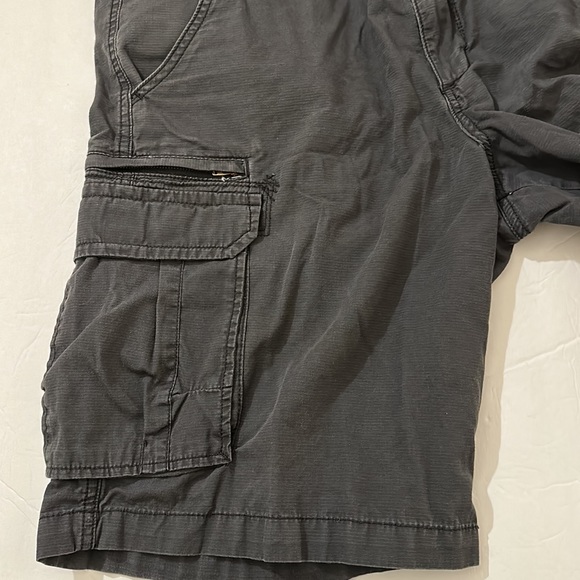 Lee Dungarees Men’s Faded Black Wash Look Cargo Shorts - Picture 3 of 7